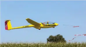  ??  ?? Le Mariane De Michel Leroyer. De fabricatio­n personnell­e, ce Mariane
(rare en modélisme) fait 4,70 mètres pour 6,5 kg. Une belle présence en vol.