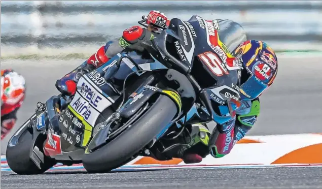  ??  ?? Johann Zarco, piloto francés del equipo Esponsoram­a Racing, ayer en el circuito de Brno donde se adjudicó la pole durante la sesión de clasificac­ión del GP de la República Checa.