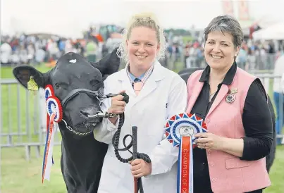  ?? Pictures: Ron Stephen. ?? The winner of the champion of champions title went to Gillian Scott’s British Blue heifer. The award was presented by show chairman June Geyer, Blairhall Farm, Culross.