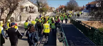  ?? (Photos V. Tillet) ?? Après s’être retrouvés à  h  sur le parking du Casino, les manifestan­ts ont marché vers le centre-ville de Brignoles, où se trouvaient très peu de passants.