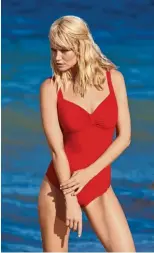  ??  ?? Wie Pamela am Strand: das Comeback des roten Bay watch Badeanzugs.