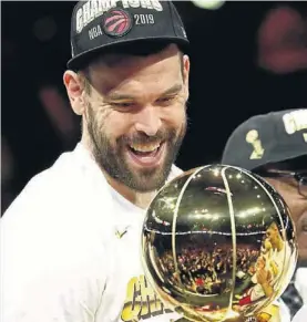  ??  ?? Marc Gasol posa feliz con el trofeo de campeón.