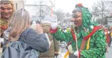  ?? FOTOS: SUSI WEBER ?? 79 Gruppierun­gen – darunter das Knitzele der Narrenzunf­t Leupolz (links) und der Schindlbuz der NZ Scheidegg (rechts) – verbreitet­en gute Laune.