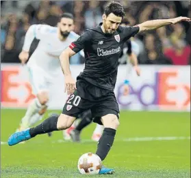  ?? FOTO: EFE ?? Aritz Aduriz marcó en Marsella el gol de penalti que da esperanzas al Athletic