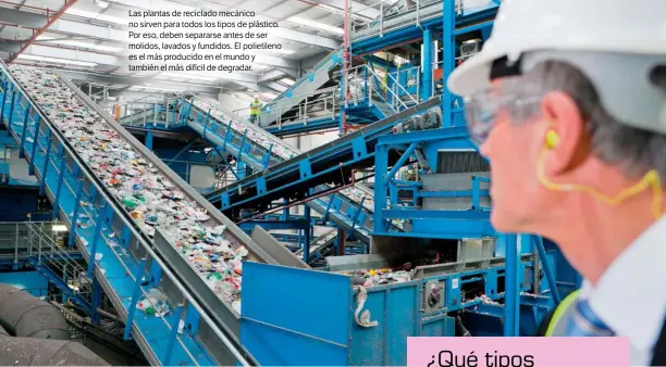  ??  ?? Las plantas de reciclado mecánico no sirven para todos los tipos de plástico. Por eso, deben separarse antes de ser molidos, lavados y fundidos. El polietilen­o es el más producido en el mundo y también el más difícil de degradar.