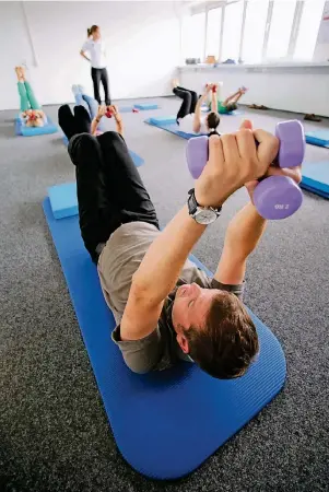  ?? FOTO: FREDRIK VON ERICHSEN ?? Immer mehr Unternehme­n unterstütz­en Betriebssp­ort. Dadurch kann die Gesundheit der Arbeitnehm­er gefördert werden.