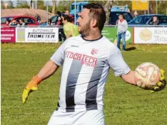  ?? Foto: Reinhold Radloff ?? Abwurf in eine neue Spielzeit: Burak Karakaya steht wieder beim TSV Klosterlec­hfeld zwischen den Pfosten.