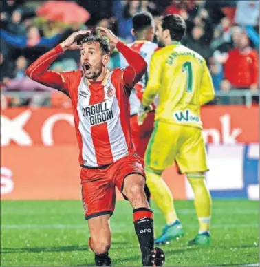  ??  ?? ANULADO. Stuani se lamenta de uno de los tres tantos que le anularon al Girona.