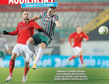  ??  ?? Seferovic e Paollo Oliveira numa disputa de bola bem acesa, no Estádio José Gomes, onde o Benfica venceu por 0-4.