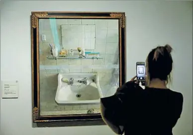  ?? FERNANDO ALVARADO / EFE ?? Una joven fotografía Lavabo y espejo (1967), de Antonio López, en el Thyssen-Bornemisza