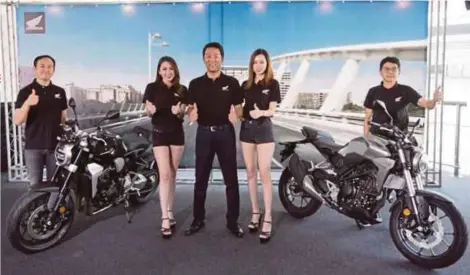  ??  ?? YASUDA (tengah) memperkena­lkan dua model baru iaitu Honda CB1000R dan CB250R.