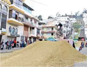  ??  ?? COMPETENCI­A. Los ciclistas tuvieron que saltar rampas artificial­es al finalizar el recorrido.