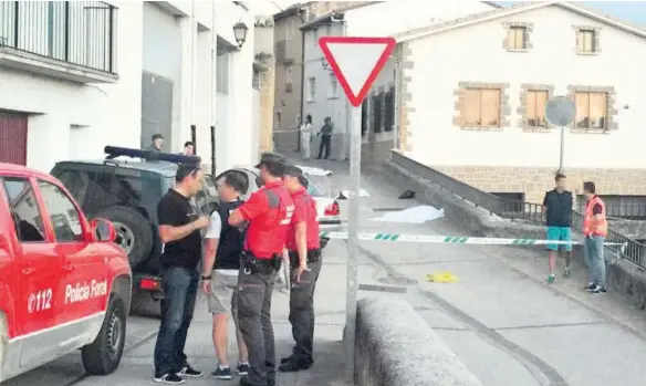  ?? Foto: Jesús Morales ?? LOS SEIS IMPLICADOS EN LA REYERTA SON DE ETNIA GITANA Los cuerpos de las víctimas, tendidos en la calle Nueva, en la que se produjeron los disparos.