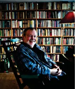  ?? LARS IDAR WAAGE ?? Jan Askelund har skrevet bokanmelde­lser i 60 år – nå får han pris for sitt arbeid.