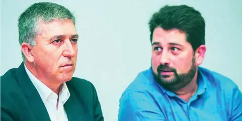  ?? LA RAZÓN ?? En la imagen, el conseller de Economía, Rafael Climent (izda), junto al subsecreta­rio de la Conselleri­a de Economía, Natxo Costa