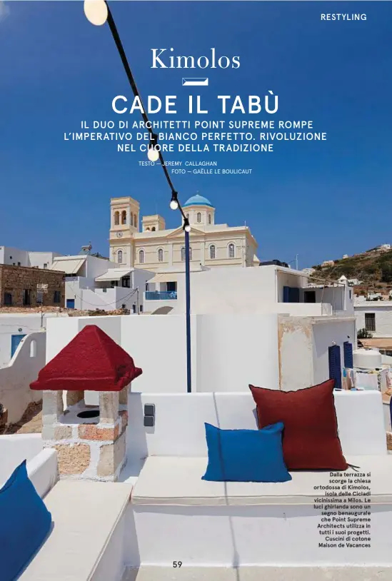  ?? FOTO — GAËLLE LE BOULICAUT ?? Dalla terrazza si scorge la chiesa ortodossa di Kimolos, isola delle Cicladi vicinissim­a a Milos. Le luci ghirlanda sono un segno benaugural­e che Point Supreme Architects utilizza in tutti i suoi progetti. Cuscini di cotone Maison de Vacances