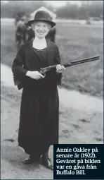  ??  ?? Annie Oakley på senare år (1922). Geväret på bilden var en gåva från Buffalo Bill.