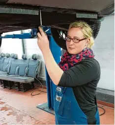  ?? Foto: Silvia Maurer ?? Direkt am Fahrzeug ist sie zuhause: Stefanie Schwedow macht ihre Arbeit als KFZ Mechatroni­kerin außerorden­tlich gut.