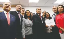  ??  ?? Acompañado de legislador­es, Héctor Astudillo (centro) acudió a San Lázaro a entregar los documentos con las propuestas de los ediles de Guerrero.