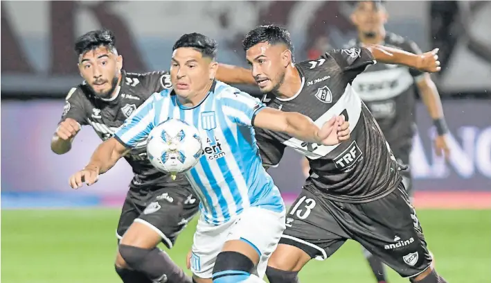  ?? TÉLAM ?? Nada por aquí, nada por allá. Maximilian­o Salas intenta llevarse la pelota, pero Ignacio Vázquez lo sigue bien de cerca y nada prosperará. El 0 a 0 fue justo en Vicente López.