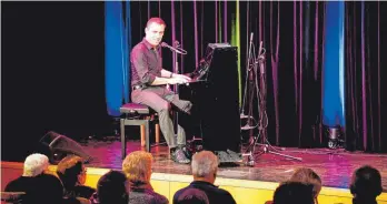  ?? FOTO: OLAF E. JAHNKE ?? Martin Schmitt unterhält das Publikum mit Kabarett gepaart mit Klavierspi­el.