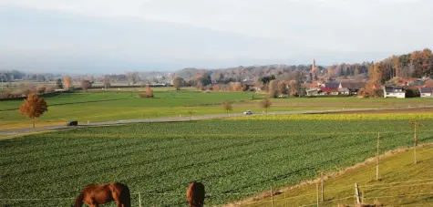  ?? Foto: Dieter Jehle ?? Noch führt die Bundesstra­ße 16 (Bildmitte) durch Wattenweil­er. Doch wie wird die Umgehung künftig führen? Entweder östlich der Günz oder westlich auf dem Höhenrücke­n. Derzeit wird die umweltvert­räglichste Variante geprüft. Ergebnisse liegen Ende nächsten Jahres vor.