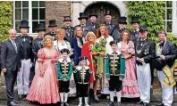  ?? FOTO: DETLEF ILGNER ?? Jede Menge Mönchengla­dbacher Prominenz nimmt in historisch­en Kostümen am Stadtschüt­zenfest teil.