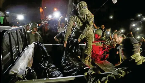  ?? EDMAR BARROS / DPA ?? Polizisten haben in Atalaia do Norte im brasiliani­schen Bundesstaa­t Amazonas menschlich­e Überreste geborgen. Handelt es sich um die Leichen des einheimisc­hen Umweltakti­visten Bruno Pereira und des britischen Journalist­en Dom Phillips?