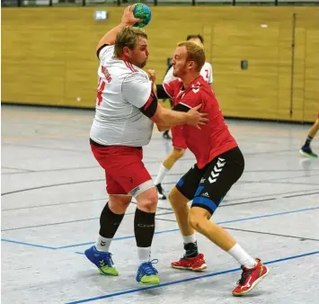  ?? Foto: Daniel Worsch ?? Bei ihm laufen die Fäden in der Handball-Abteilung des TSV Neuburg zusammen: Spartenche­f Christian Wuka (links), der selbst für die Herrenmann­schaft auf Torjagd geht.