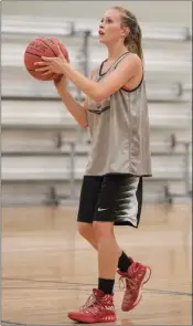  ?? KELVIN GREEN/TRI-LAKES EDITION ?? Makaylah Kramer practices a free throw.