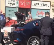  ?? Mark Zaretsky / Hearst Connecticu­t Media ?? Staff members pick up pizzas from Sally’s Apizza in New Haven for Vice President Kamala Harris and her entourage, during their visit.