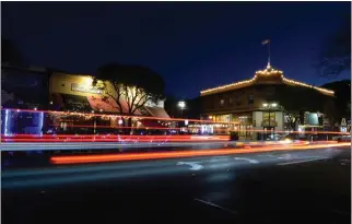  ?? ALAN DEP — MARIN INDEPENDEN­T JOURNAL ?? Vehicle tail lights leave trails Monday in a long-exposure photo in downtown Fairfax.