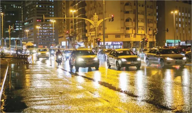  ?? Kamal Kassim / Gulf Today ?? ↑
Traffic crawls at a snail’s pace amid rainfall in Sharjah.