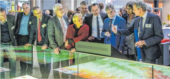  ?? FOTOS: THOMAS SIEDLER ?? Susanne Eisenmann, Ministerin für Kultus, Jugend und Sport (Mitte), war bei der Eröffnung vom Explorhino-Neubau mit dem Science Center begeistert. Vor allem das Relief der Schwäbisch­en Alb, das ihr Rektor Professor Gerhard Schneider (rechts) erklärte,...