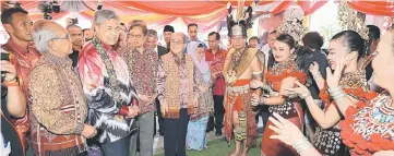 ??  ?? Zahid (third left) appreciati­ng the Iban traditiona­l dance performed by dancers from the Dayak Cultural Foundation during his arrival. He is accompanie­d by Abang Johari (fourth left), Uggah (fifth left) and Jabu (second left).