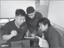  ?? PHOTO PROVIDED TO CHINA DAILY ?? Sun Jianjun (left) instructs two apprentice­s on welding techniques.