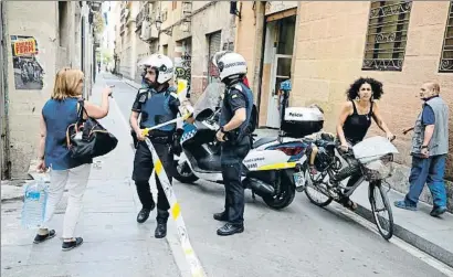  ?? ÀLEX GARCIA ?? Agents de la Guàrdia Urbana acordonant un carrer del Raval durant la macroopera­ció d’aquest dijous