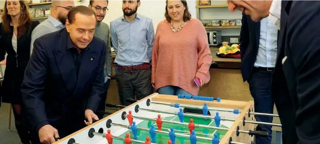  ??  ?? Nella sede di Facebook Silvio Berlusconi, 81 anni, gioca a calcio balilla nel quartier generale milanese del colosso guidato da Mark Zuckerberg: il leader di FI ha postato la foto su Facebook