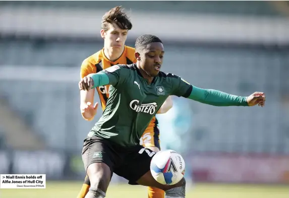  ?? Dave Rowntree/PPAUK ?? > Niall Ennis holds off Alfie Jones of Hull City
