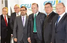  ?? Foto: jsto ?? CSU Politiker Stephan Winter, Manfred Schilder, Klaus Holetschek, Manfred Weber, Franz Josef Pschierer und Alfons Weber (von links) beim Neujahrsem­pfang.