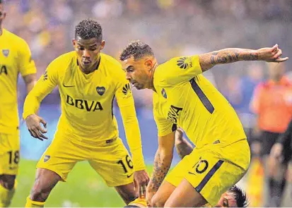  ?? FOTO CORTESÍA BOCA JUNIORS ?? Los colombiano­s Wílmar Barrios (16) y Edwin Cardona (derecha) son bajas sensibles en el esquema del entrenador de Boca Juniors, Guillermo Barros Schelotto.