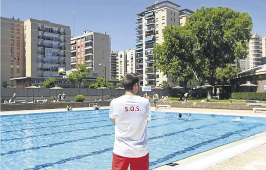  ?? ÁLVARO SÁNCHEZ ?? Primer día de la temporada del verano pasado en la piscina del Palacio de Deportes de Zaragoza.