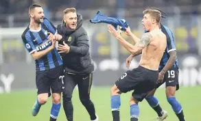  ?? — Gambar Reuters ?? CERIA:
Barella (dua kanan) meraikan jaringanny­a bersama rakan sepasukan ketika beraksi pada perlawanan Serie A Itali menentang Verona di San Siro kelmarin.