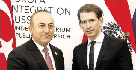  ?? BILD: SN/APA/AUSSENMINI­STERIUM/DRAGAN TATI ?? Mevlüt Çavuşoğlu 2016 mit dem damaligen Außenminis­ter Sebastian Kurz in Wien.