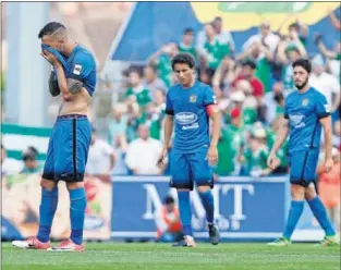  ??  ?? TRISTEZA. Los jugadores del Fuenlabrad­a se lamentan por no levantar la eliminator­ia.