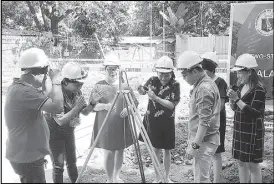  ??  ?? Government, school and SM Foundation officials attend the groundbrea­king for a new building at Balanga Eementary School.