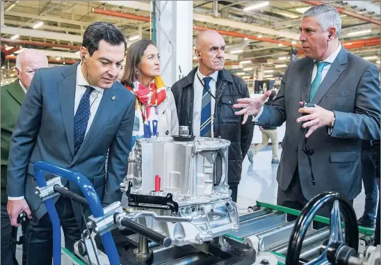  ?? RAÚL CARO/EFE ?? El presidente de la Junta de Andalucía, Juanma Moreno(i), entre otros dirigentes, observa una caja de cambios de economía circular