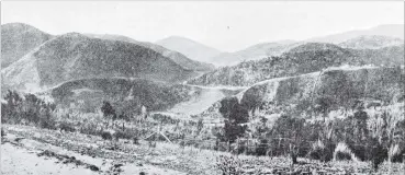  ?? COPIES OF PICTURE AVAILABLE FROM ODT FRONT OFFICE, LOWER STUART ST, OR WWW.OTAGOIMAGE­S.CO.NZ ?? Panoramic view of the Upper Silverstre­am Valley from Leishman’s Hill, Whare Flat. —
Otago Witness, 27.6.1917.