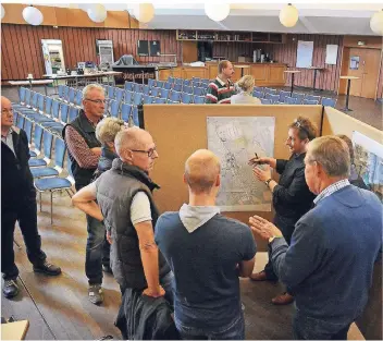  ?? FOTO: WOLFGANG KAISER ?? In der Albert-Mooren-Halle berichtete beim Workshopve­rfahren Marktplatz unter anderem Markus Schürmann über mögliche Varianten. Die Meinungen der Oedter gehen auseinande­r.