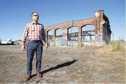  ?? KARL MONDON/STAFF PHOTOS ?? Jonathan Scharfman, general manager of Universal Paragon, stands Monday near the century-old Southern Pacific roundhouse in Brisbane that would be rebuilt as the centerpiec­e of a park under his company’s proposal for mixed-use developmen­t on 684 acres...